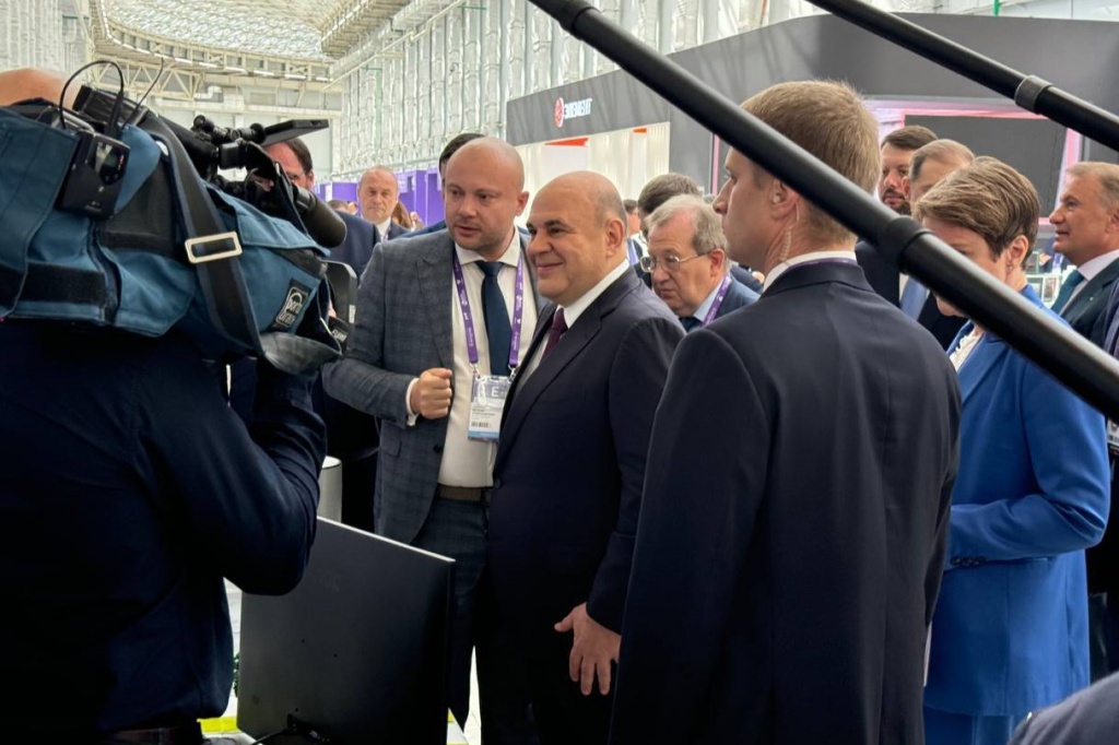 Директор южноуральского предприятия презентовал Михаилу Мишустину разработки российских робототехников